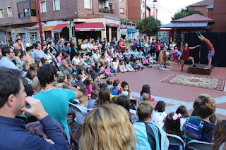 Espectáculo circense en la plaza de Santa Teresa con motivo de las fiestas de Beurko-Bagatza