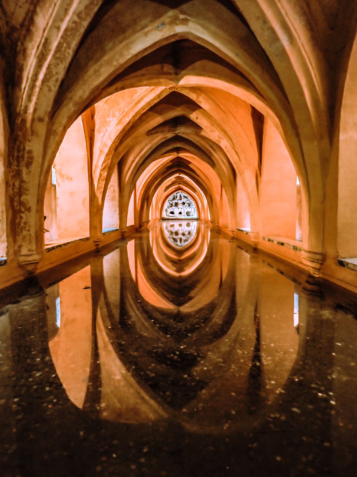 les sous sol du Palais de l'Alcazar à Séville et les bains de Maria de Padilla sous les voutes oranges du palais