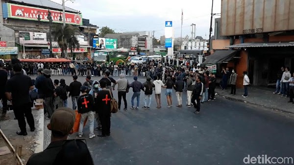 Massa #SoloBergerak Blokade Akses Jalan Utama Solo-Yogya-Semarang