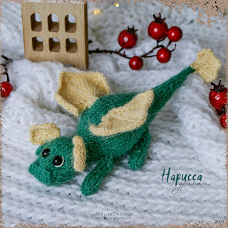 вязаная спицами игрушка зеленый дракон Нарисса knitted toy green dragon Narissa