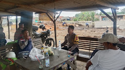  Sampaikan Pesan Kamtibmas, Bhabinkamtibmas Polsek Widasari Polres Indramayu Sambangi Warga Desa Binaanya