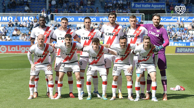 RAYO VALLECANO DE MADRID. Temporada 2021-22. Nteka, Santi Comesaña, Sergi Guardiola, Catena, Maras, Dimitrievski. Isi Palazón, Óscar Valentín. Fran Beltrán, Álvaro García y Balliu. DEPORTIVO ALAVÉS 1 RAYO VALLECANO DE MADRID 0 Sábado 16/04/2022, 16:15 horas. Campeonato de Liga de 1ª División, jornada 32. Vitoria, Álava, estadio de Mendizorroza: 10.165 espectadores. GOLES: 1-0: 64’, Joselu.