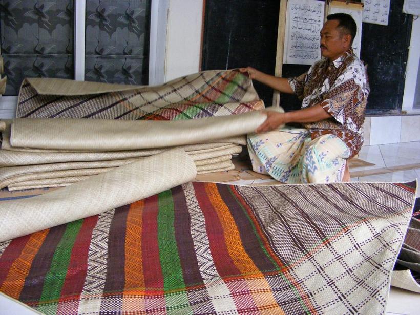 Kerajinan Tikar  Pandan  Berwarna Seni Anyaman  Pengertian 