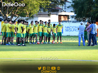 Jugadores de Oriente Petrolero reciben a los técnicos Luis Marín Camacho y Marciano Saldías presentados por Yimy Montaño - DaleOoo