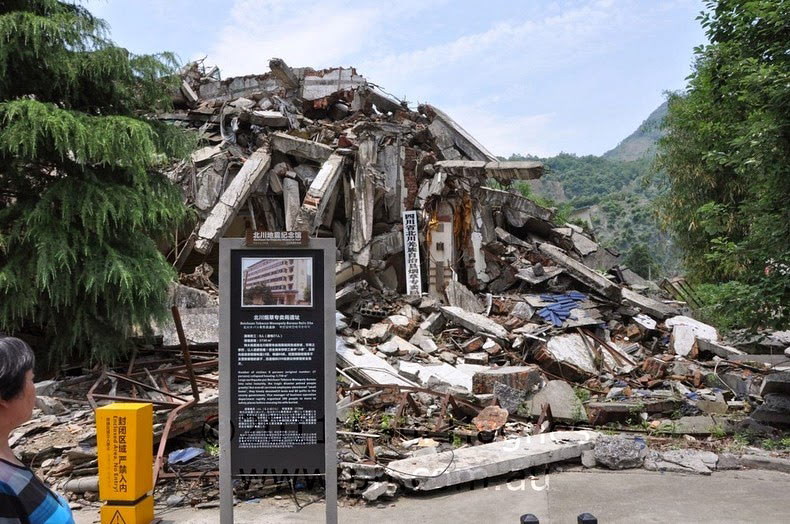 El Monumento a Wenchuan y la ciudad de Beichuan después ...