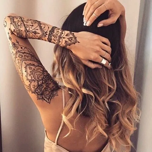 fotos de una modelo con tatuajes de henna sencillos y muy femeninos