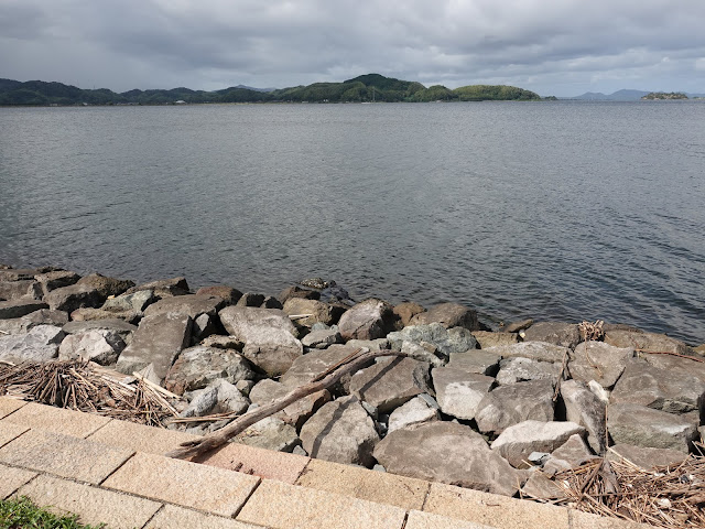 湊山公園の護岸遊歩道