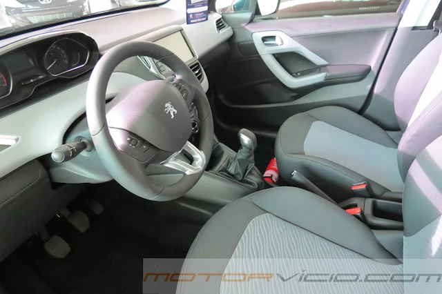 Novo Peugeot 208 Allure - interior