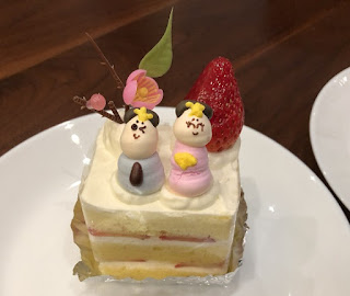 九品仏にあるパーラーローレルでひな祭り用のショートケーキを購入しました。