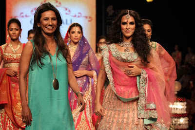 Neha Dhupia stunning walks for Gitanjali Gems at IIJW Delhi 2013