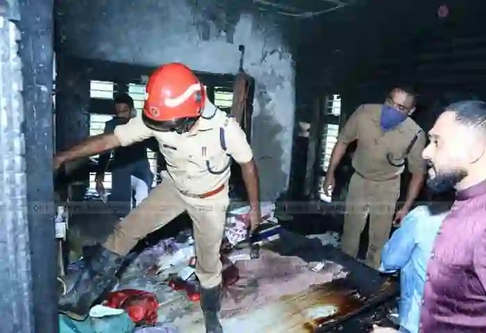 News, Kasaragod, Kerala, Fire, Fire Force, Police, Natives, House caught fire; Rescue operation underway.