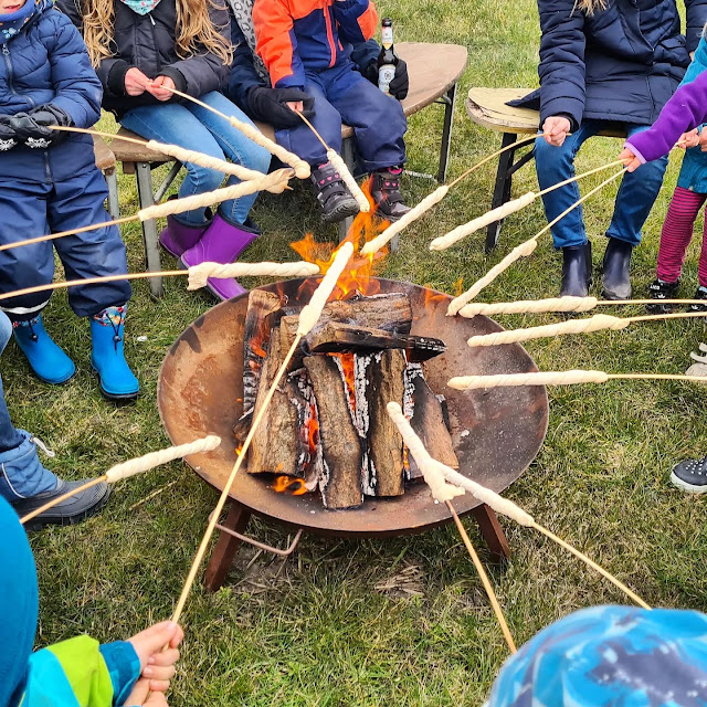 Hühner, Ponys und Stockbrot-Momente: Unser Bauernhof-Urlaub auf Fehmarn. Das Stockbrot-Grillen war ein einzigartiges Erlebnis in unseren Ferien, das uns noch lange in Erinnerung bleiben wird.