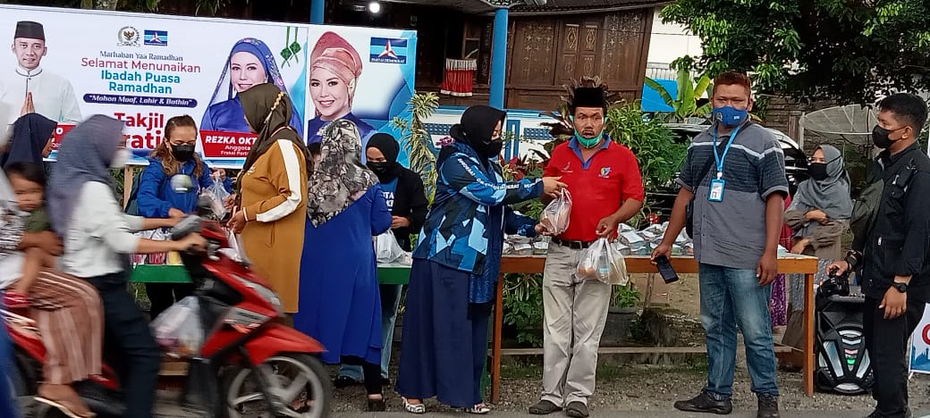 Sahabat Rezka Oktoberia Turun Ke Jalan Bagikan Takjil Gratis