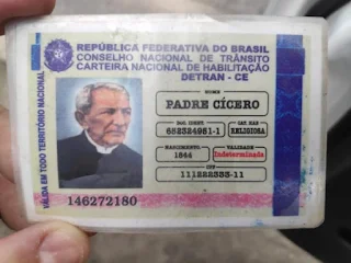 Idoso parado em blitz com ‘carteira de habilitação’ de Padre Cícero e Frei Damião