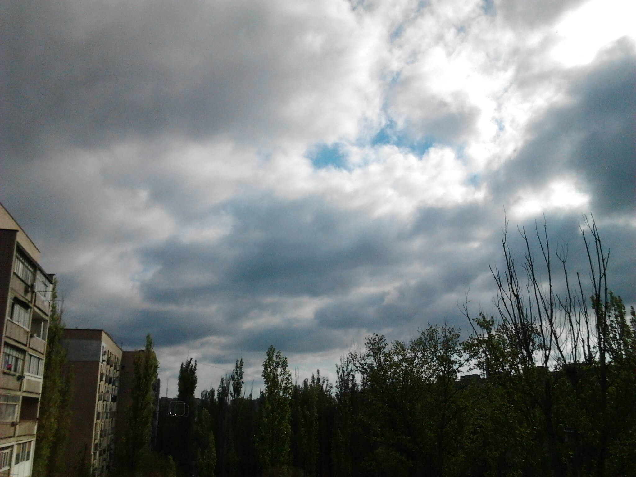 После стирки.
Интересное примечание; вид из окна, восточная к дому сторона.
Погода в Херсоне: прохладно, облачно, ветренно, солнечно / image44 / 2020.04.26 / 08:55