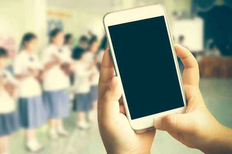 Banning the use of mobile phones in schools