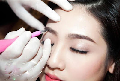 Phun mắt, lông mày, môi. Xóa lông mày xanh, xấu, môi hư hỏng, thâm tái bằng công nghệ kỹ thuật số lướt qua trên da không đau, không sưng, không chảy máu, không nghỉ làm.  Việc phun lông mày bị đỏ, xanh và lên màu không chuẩn đa phần sẽ do chất lượng mực xăm kém. Phun lại dáng chân mày cân đối, phù hợp với khuôn mặt. Màu chân mày sau khi phun lại sẽ không bị trổ xanh, trổ đỏ.