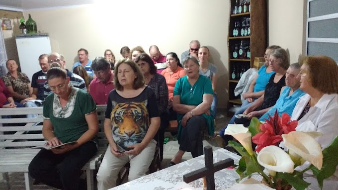 ZINHO E IRENE RECEBEM VIZINHOS PARA MISSA DE ADVENTO