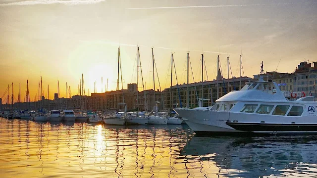 Pôr do Sol Barcos Ancorados no Cais