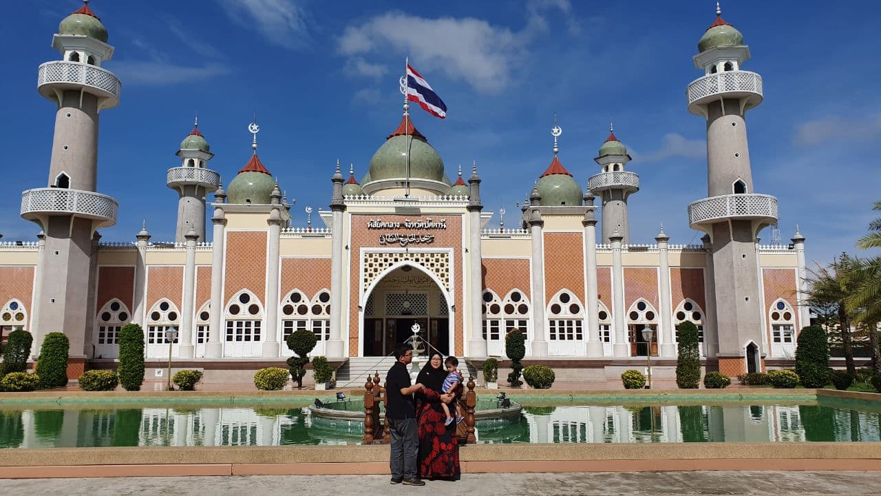 Sejak sekian lama, Thailand telah terkenal sebagai destinasi pelancongan, dan barangnya yang murah, pelbagai makanan yang enak,