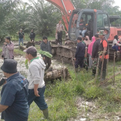 Amankan Aset Kebun, Pihak PTPN II Kebun Melati Korek Parit Isolasi di Kawal TNI dan Securiti