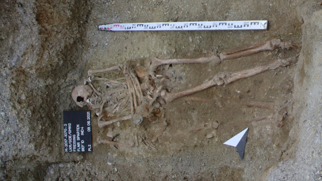 Ο σκελετός βρέθηκε κατά τη διάρκεια εργασιών τοποθέτησης σωλήνων στην πόλη Freising της νότιας Γερμανίας. [Credit: Bayerisches Landesamt für Denkmalpflege]