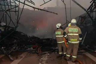The dome of the collapsed JIC Grand Mosque has 12 fans weighing 1 ton  The estimated loss of the JIC Grand Mosque fire is around Rp. 1 billion. Jakarta (ANTARA) - Head of the JIC Study Subdivision Paimun Karim said the dome of the Great Mosque of Jakarta Islamic Center (JIC), Jalan Kramat Raya, North Tugu, Koja, North Jakarta, which collapsed after a massive fire on Wednesday, had 12 Betawi fan lights with 1 tonne in weight.  According to Paimun, the collapse of the dome was quite fast in only about half an hour when the dome caught fire at around 15.15 WIB.  "The rapid collapse of the dome may also be due to the heavy load of 12 Betawi fan lights weighing 1 ton," Paimun said in a statement in Jakarta, Wednesday.  The dome of the Great Mosque of JIC collapsed to the second floor and some of the debris reached the first floor of the Great Mosque of JIC.  Paimun said it was estimated that the fire in the main dome of the Great Mosque of JIC occurred after the Asr prayer. The fire first burned from the west side of the dome of the JIC Mosque. However, due to strong winds, the fire quickly burned another part of the dome body of the JIC Mosque.  The cause of the fire is suspected to have started with the dome repair work. As of August 26, 2022, the Great Mosque of JIC is currently under renovation by PT DASP who was appointed by PT MSM based on letter number 017/MSM/VIII/2022 dated August 19, 2022.  Acting (Pj.) Governor of DKI Jakarta Province Heru Budi Hartono currently reviewing the fire incident at the Jakarta Islamic Center (JIC), Koja, North Jakarta, Wednesday, did not deny that welding was underway shortly before the fire occurred.  However, Heru explained that the cause of the fire was still under investigation by the North Jakarta Metro Police.  "The cause is still being investigated by the North Jakarta Metro Police Chief. I was checking. The object on fire was the dome. The fire has been localized by the DKI Jakarta Gulkarmat Service," said Heru Budi Hartono at JIC, Koja, North Jakarta, Wednesday.  The fire was extinguished at 17.00 WIB. The fire can also be controlled by the DKI Jakarta Fire and Rescue Service (Gulkarmat) so that the fire does not spread to other buildings in the vicinity, namely the Social Cultural Building and the Business Building.  Paimun said a number of documents and computer equipment from the manager of the JIC Grand Mosque and other Islamic religious institutions were also successfully secured and transferred to the Library in the Social-Cultural Building.  Head of the Jakarta Gulkarmat Service, Satriadi Gunawan, explained that as many as 21 firefighting units with 90 personnel were deployed to extinguish the fire.  "The method of extinguishing it, because the building is high, we use a ladder car, but the initial extinguishing is with a pump from the bottom first to prevent propagation," he explained.  As a result of the incident, he revealed that the JIC dome collapsed. Until the fire was extinguished, it was confirmed that there were no casualties in the incident.  "The loss is not yet known, but the dome fell with the foundation around it," concluded Satriadi Gunawan.  Meanwhile, Head of North Jakarta and Thousand Islands Gulkarmat Sub-Department Rahmat Kristanto said the estimated loss of the JIC Grand Mosque fire reached around Rp 1 billion.  The JIC Mosque was built on October 1, 2001 and was first used for Friday prayers on September 9, 2002 and inaugurated on March 4, 2002.  The JIC Mosque for two decades has become the pride of the people of Jakarta. The historical aspect that stands in the former location of the Kramat Tunggak localization area of ​​10.9 hectares is phenomenal.  Another characteristic is the span of the dome of the JIC Mosque as a mosque with the longest stretch of dome without pillars in Southeast Asia, which is 66 meters. Currently, the area around the mosque has been lined with police for security.