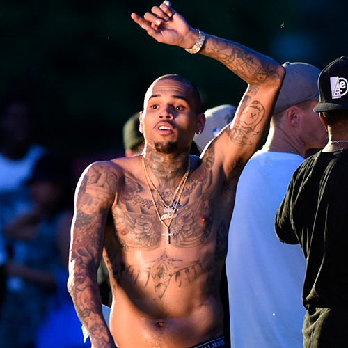 Chris Brown sem camisa durante gravação de video clipe