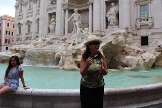 Jogar a moedinha foi uma festa na Fontana di Trevi em Roma Itália