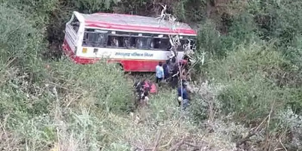 Accident | റോഡിലെ കുഴിയിലേക്ക് ബസ് മറിഞ്ഞ് അപകടം; 2 മരണം, നിരവധി പേര്‍ക്ക് പരുക്ക്