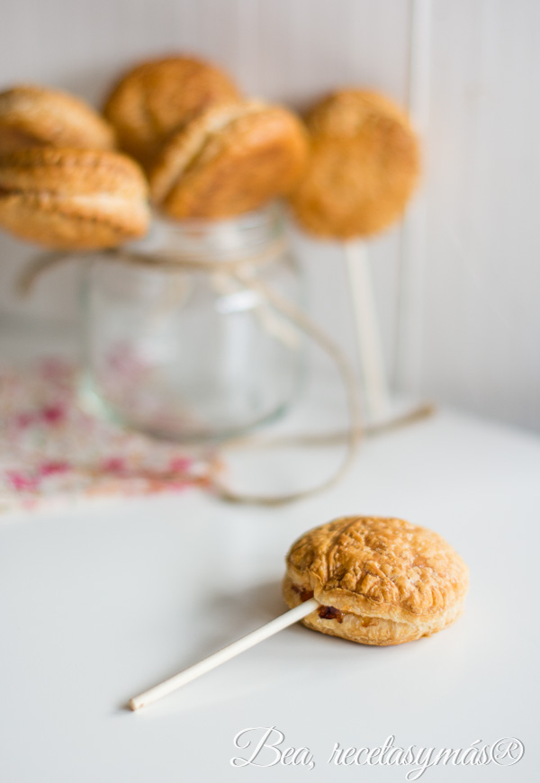 Piruletas de hojaldre rellenas con queso y membrillo