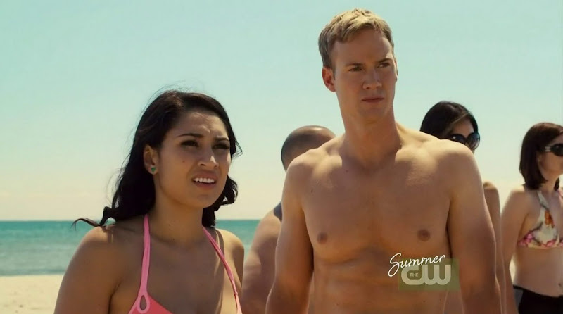 Steve Byers Shirtless in the L.A. Complex s2e08