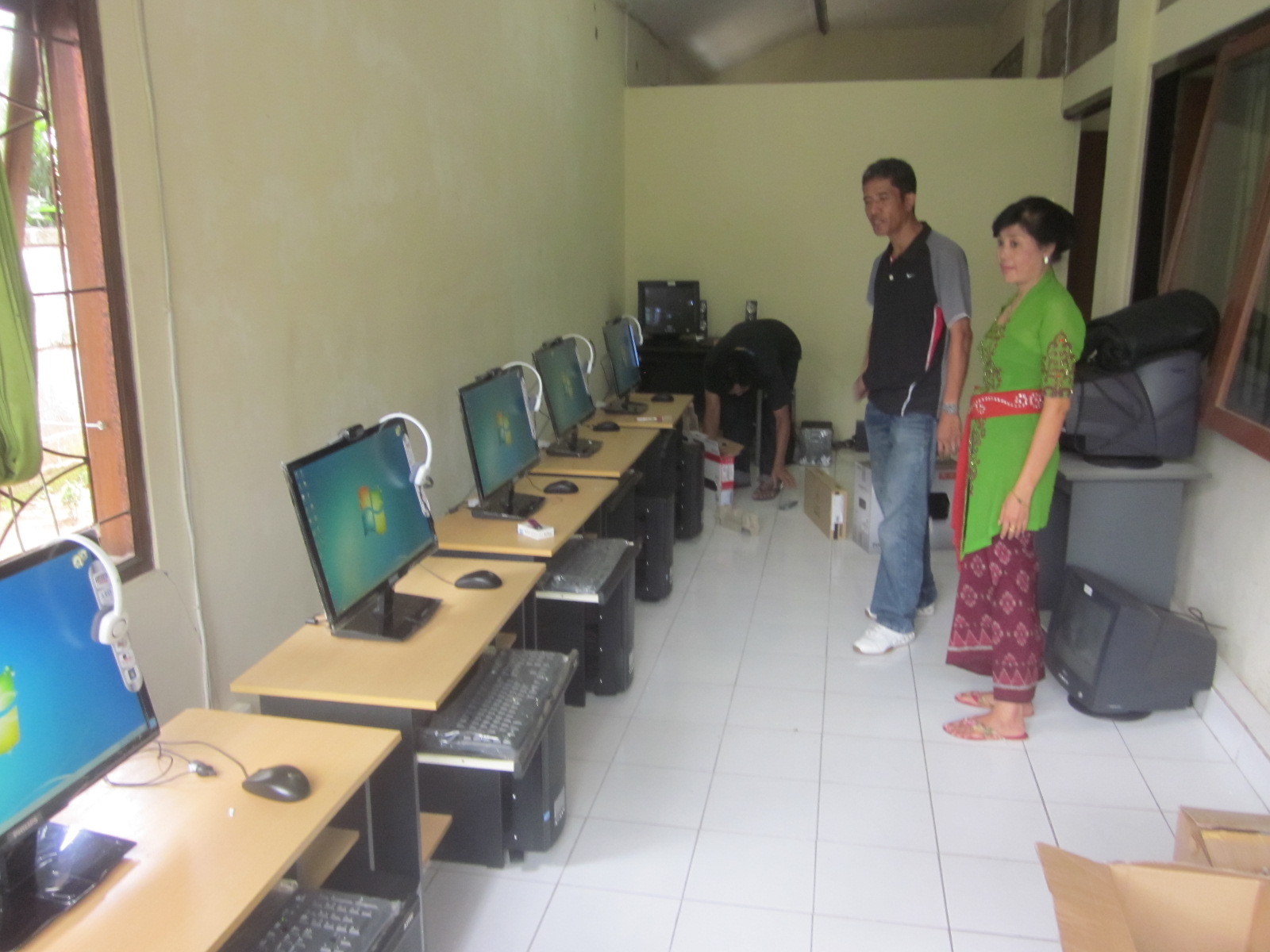 Komputer UPT SKB Dinas Dikpora Kota Denpasar dilaksanakan pada hari Kamis tanggal 27 Desember 2012 Komputer berjumlah 6 set Komputer ini adalah bantuan