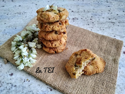 Amaretti con fiori di robinia