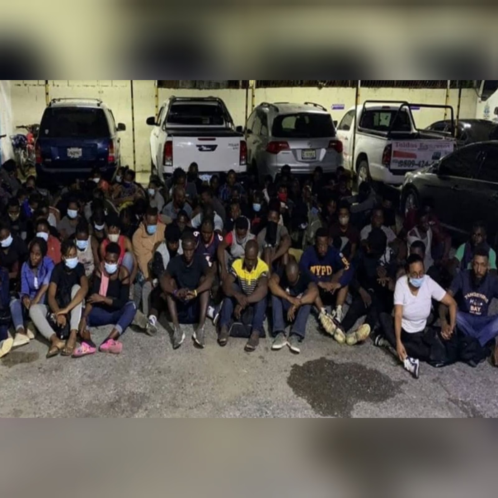 Armada Dominicana arrestaron anoche a 97 haitianos, 55 hombres y 42 mujeres, incluyendo tres menores y a dos dominicanos, que pretendían viajar ilegalmente a Puerto Rico a bordo de una yola de 40 pies de eslora