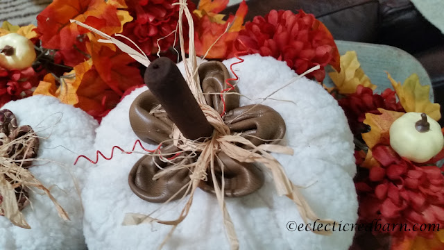 Fall Pumpkin Vignette. Share NOW. #falldecor #pumpkins #vignette #falldecorating #eclecticredbarn