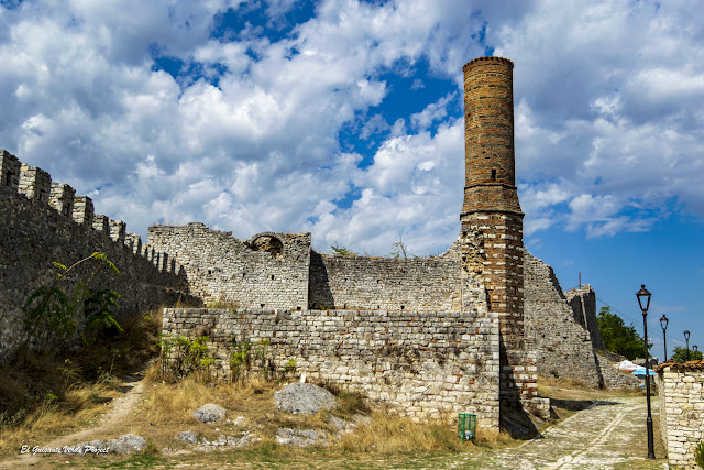 Mezquita Roja, Berat - Albania, por El Guisante Verde Project