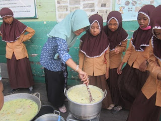 Jalin Kebersamaan Dengan Bubur Asyura MI Al Raudlah