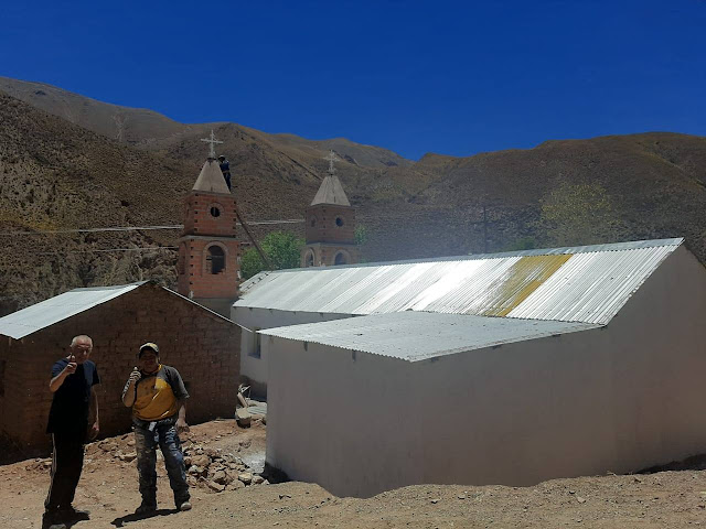 Vor der im Bau befindlichen Kapelle in Zapatera Bolivien