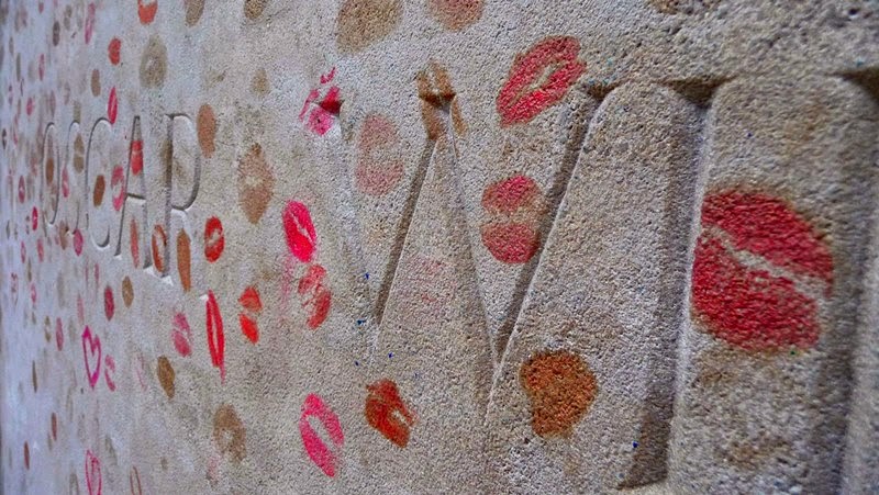 oscar wilde buried, oscar wilde pere lachaise, oscar wilde's tomb, oscar wilde's grave, where is oscar wilde buried, oscar wilde tomb, oscar wilde grave, covered in kisses, people kissing with lipstick