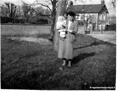 Photo de famille : couple et deux personnes.