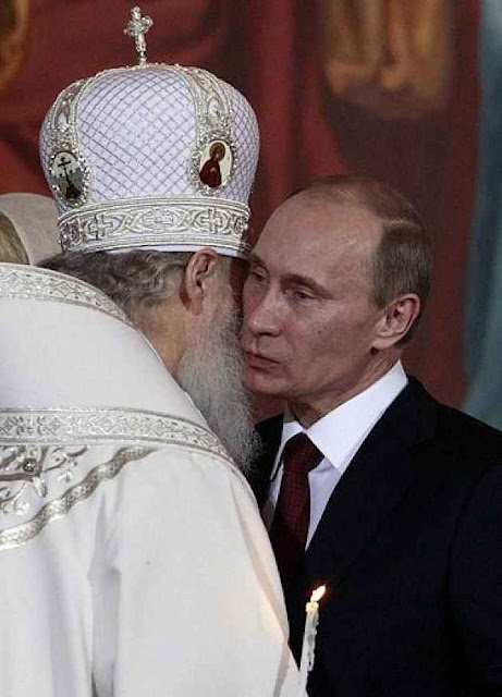 Patriarca da cismática igreja ortodoxa de Moscou troca beijos com Vladimir Putin