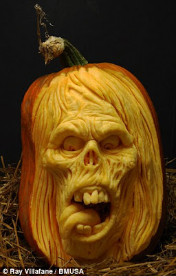 Amazing artist who carves pumpkin portraits Art  Seen On  lolpicturegallery.blogspot.com