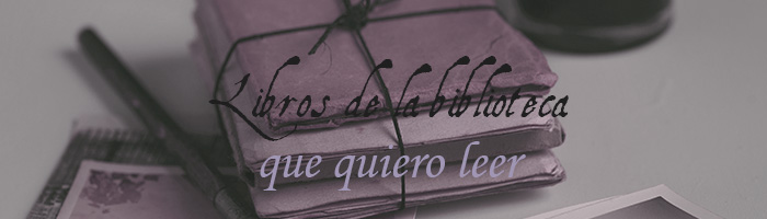 Fondo: Un hatillo de paquetes y sobres lilas sobre una mesa. Se pueden ver una pluma estilográfica y tinta negras. En letras de caligrafía negras se puede leer "Libros de la biblioteca" y debajo, en letras de imprenta lavanda, "Que quiero leer".