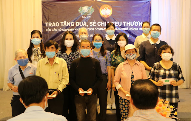Lãnh đạo thành phố, quận và Tổ chức từ thiện Tzu Chi Đài Loan tặng quà người người có hoàn cảnh khó khăn. (Ảnh Đ. Dương)