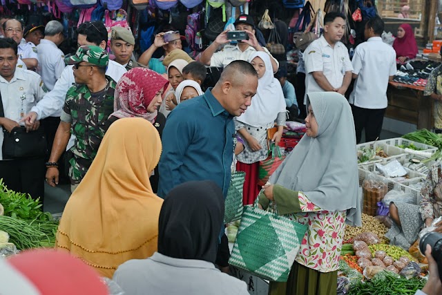 Kunjungi Pasar Kebrek Kuwarasan, Bupati Kebumen Borong Handuk dan Ayam Kampung