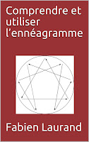 Ce livre est un guide pratique. Il vous permettra d’intégrer rapidement les fondamentaux de l'ennéagramme. Il propose un test pour rechercher votre type de l’ennéagramme ou celui d’une autre personne. Chacun des neuf types est identifié par un numéro de 1 à 9. Chaque type est associé à un centre : le ventre, le cœur et la tête. Les types 8, 9 et 1 appartiennent au centre vital (le ventre). Le centre vital représente la force ou le siège de la vie. Les types 8, 9 et 1 se fient d’abord à leur instinct, à leur intuition. Les types 2, 3 et 4 appartiennent au centre cœur. Le cœur est associé aux sentiments, aux idées et aux valeurs de l’individu. Les types 2, 3 et 4 sont très sensibles aux relations, aux sentiments. Les types 5, 6 et 7 appartiennent au centre-tête. La tête représente la raison et le savoir, mais également la spiritualité. Les types 5, 6 et 7 privilégient la pensée, la raison. Par ailleurs, chaque type de l’ennéagramme est relié, par des flèches, à deux autres types. Par exemple, le type 1 est associé aux types 4 et 7. Les deux flèches donnent des indications sur le comportement du type en situation d’intégration ou, au contraire, en situation de stress.   Fabien Laurand. Les 9 types de l'ennéagramme décrivent 9 motivations permanentes  L’ennéagramme, révélateur des motivations permanentes Les motivations regroupent l’ensemble des processus, conscients ou inconscients, qui dirigent les actions d’un individu. L’ennéagramme décrit les motivations d’un individu. Plus précisément, il définit ses motivations permanentes qui se forment durant l’enfance et le conduisent toute sa vie, à partir de l’adolescence. L’ennéagramme est donc un outil qui nous aide à prendre conscience de nos motivations permanentes ou à connaître les motivations permanentes d’une autre personne.