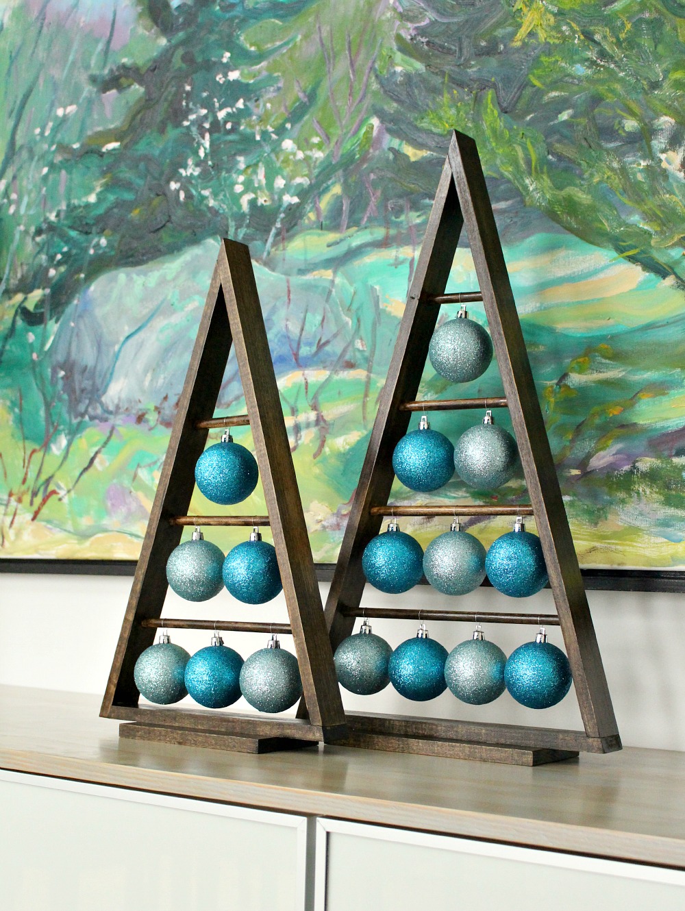 DIY Wood A-Frame Triangle Ornament Stand Dans le Lakehouse
