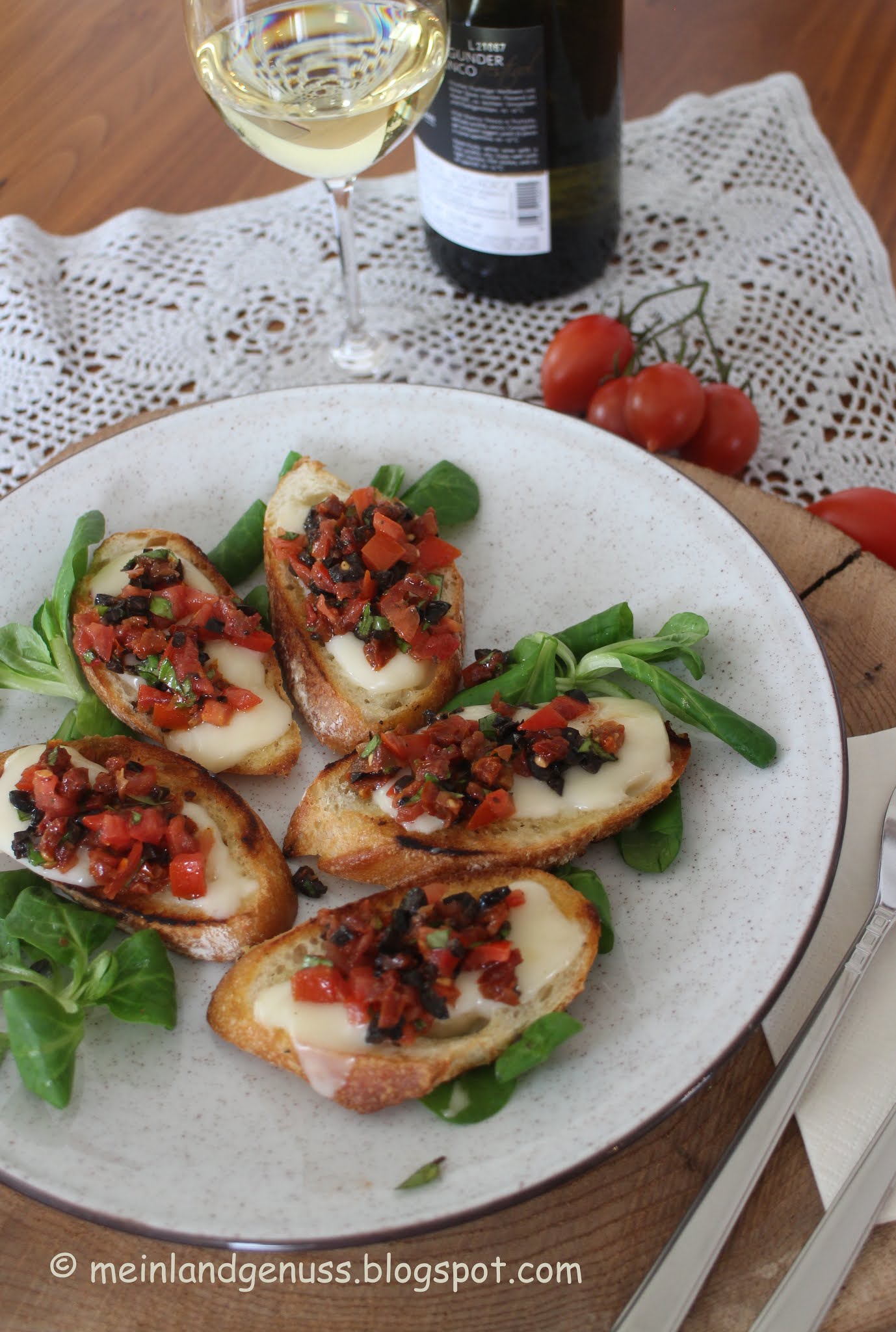 mein Land und Gartengenuss : Crostini mit Taleggio und Tomaten-Oliven-Salsa