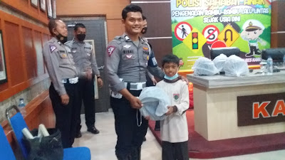 Siswa Mendapatkan Hadiah